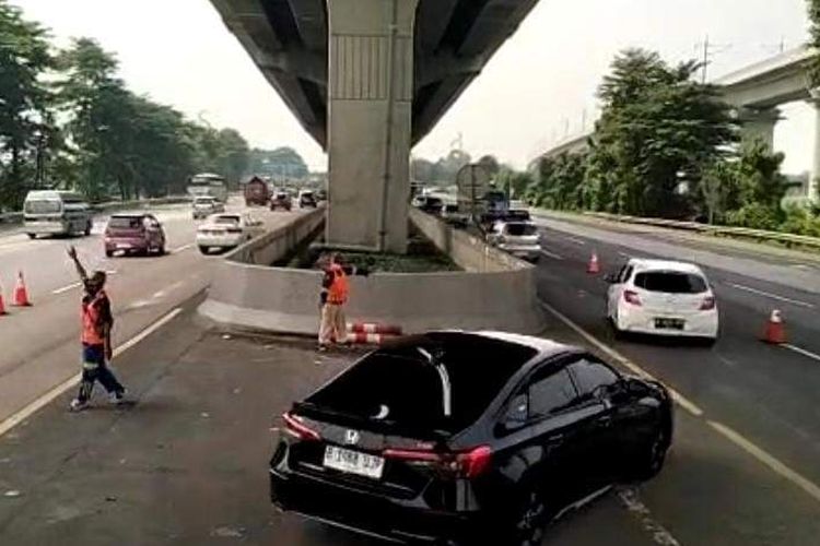 Penerapan contraflow di Km 36 Tol Jakarta Cikampek