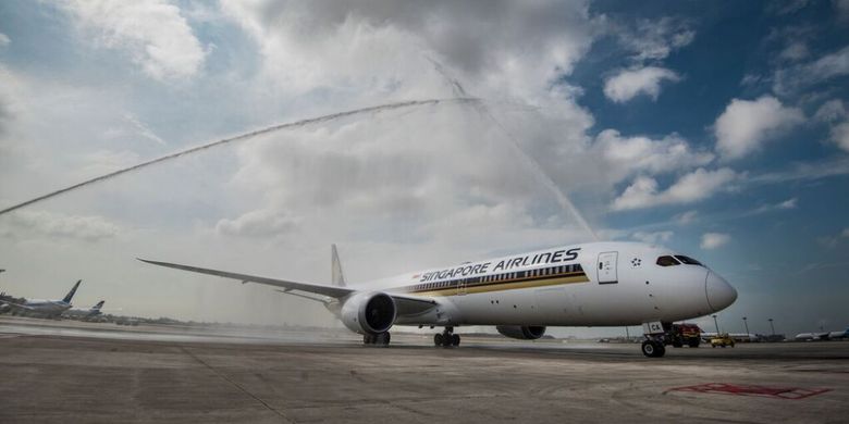 Pesawat Boeing 787-10 pertama di dunia mendarat di Bandara Changi, Singapura. Pesawat Boeing 787-10 ini dimiliki oleh Singapore Airlines.