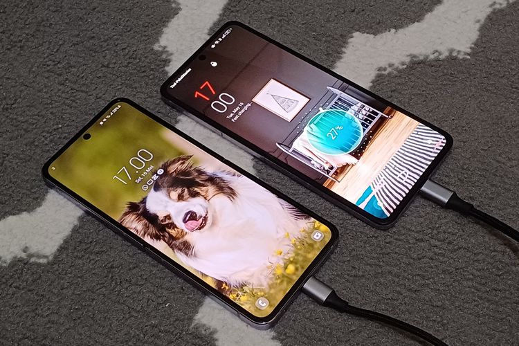 Ilustrasi pengisian daya di Samsung Galaxy Z Flip 4 (kiri bawah) dan Oppo Find N2 Flip (kanan atas).