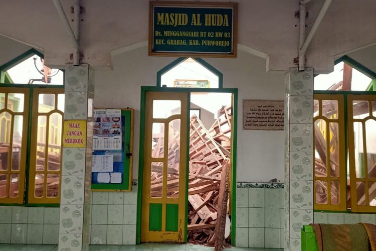 Atap masjid Al-huda Di Kecamatan Grabag Roboh 