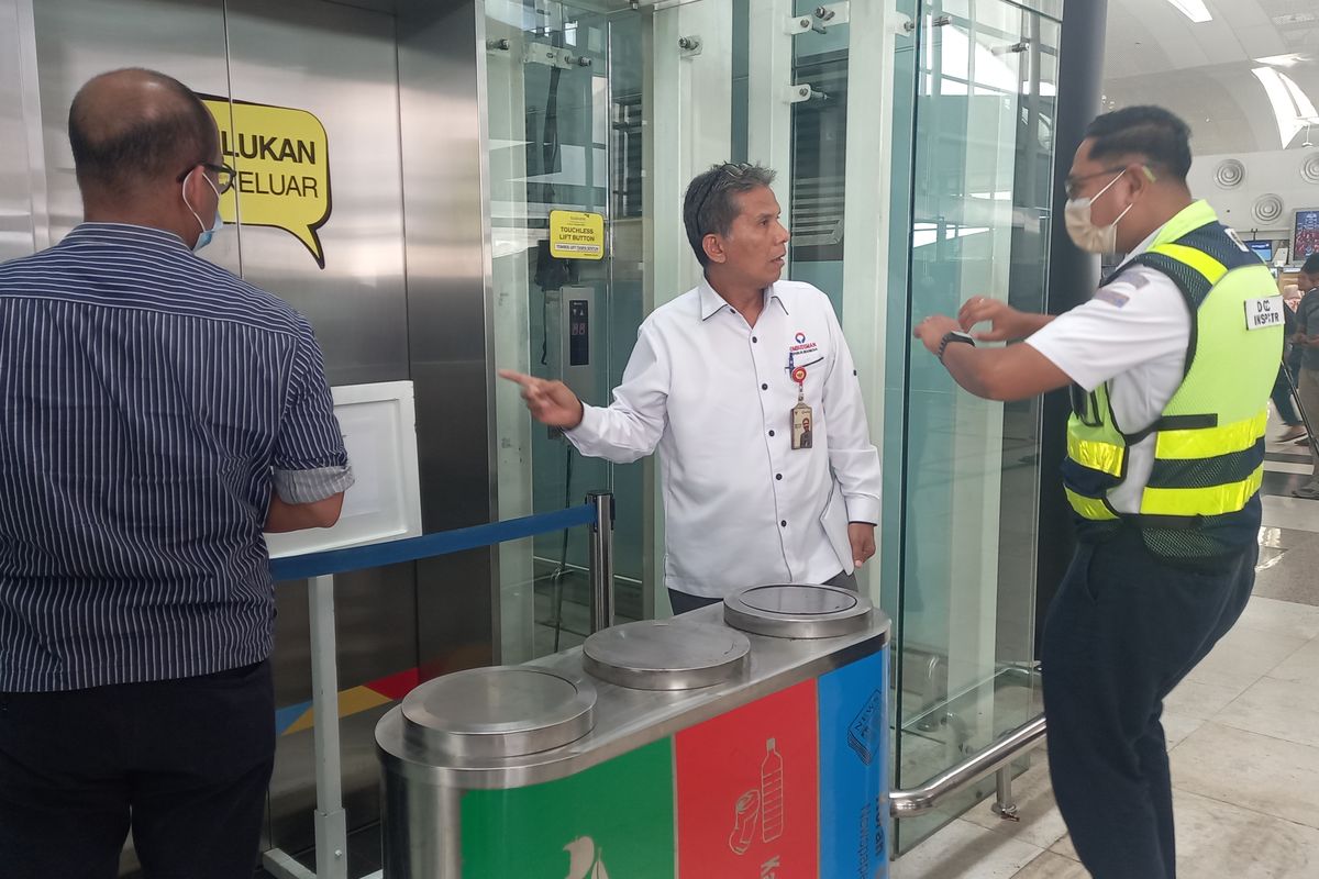 Kepala Ombudsman Sumatra Utara, Abyadi Siregar, saat mengecek lift di Bandara Kualanamu,  Senin (1/5/2023) . Seorang perempuan bernama Aisiah Shinta Dewi Hasibuan (43)  ditemukan tewas setelah terjatuh di lift itu.