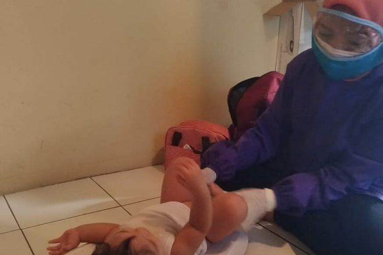 Salah satu pelayanan Home Visit Bidan Mommy Ruby, vaksinasi.