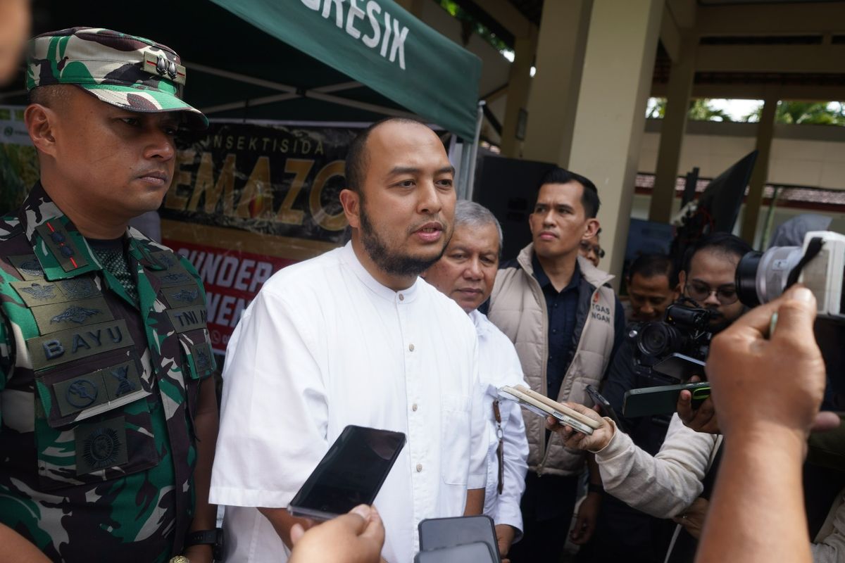 Senior Manager (SM) Regional 3A Pupuk Indonesia, Saroyo Utomo, usai menutup kios pupuk di Lumajang