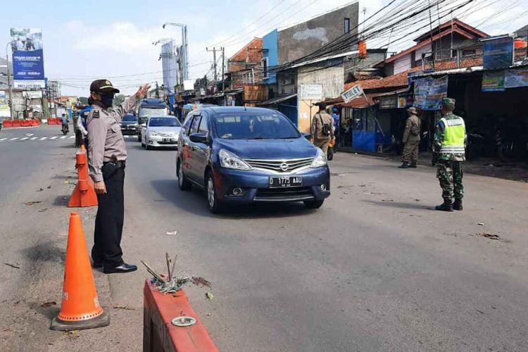 Petugas Pos Cek Point C di wilayah Jatinangor putar balik kendaraan yang masuk ke Sumedang dari arah Bandung. Dok Pos Cek Point C Jatinangor/KOMPAS.com