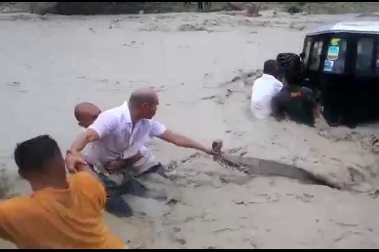 Gubernur NTT Viktor Bungtilu Laiskodat, saat membantu mengevakusi mobil yang terjebak dalam banjir di Kabupaten Timor Tengah Selatan, NTT