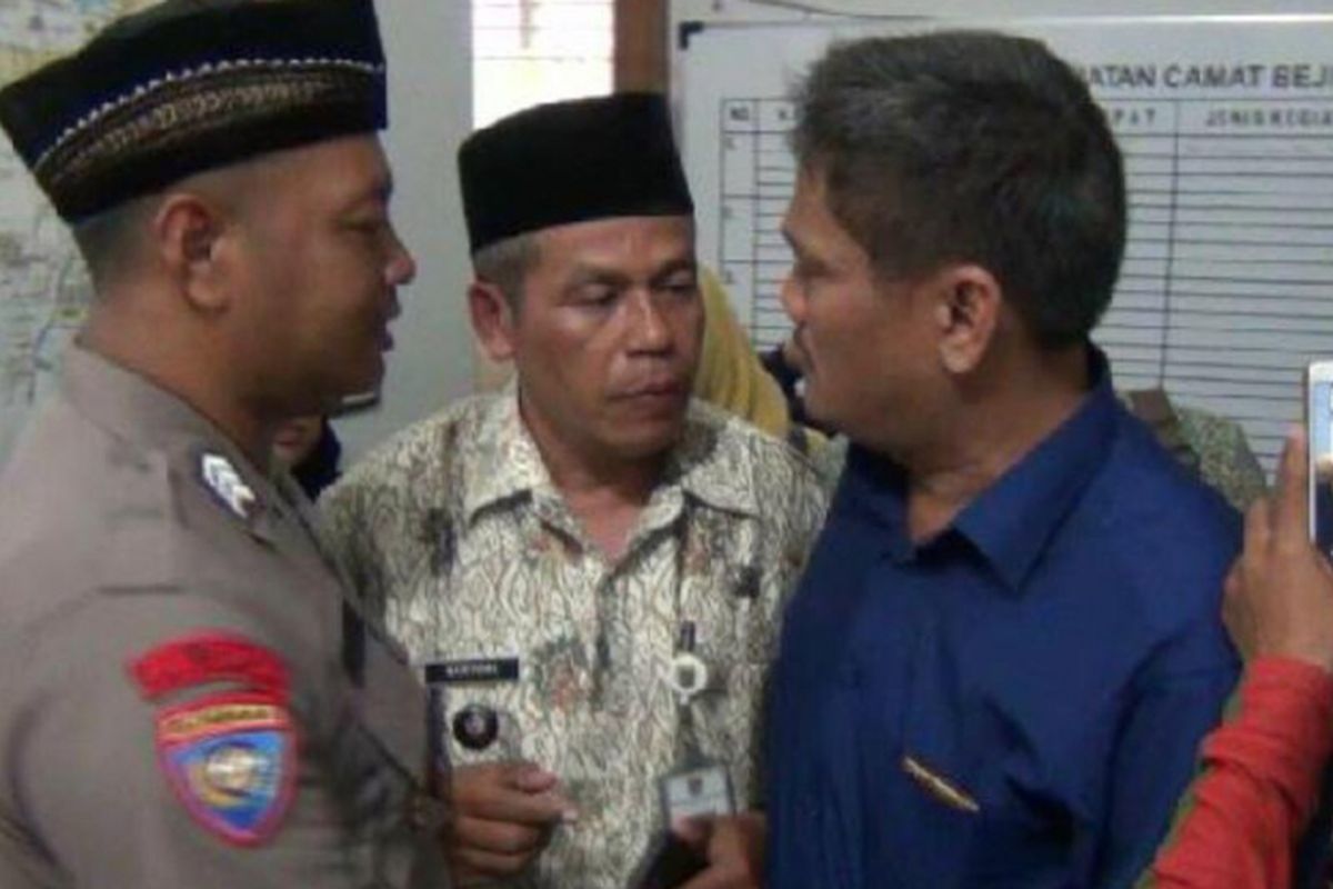 Saat Waryono, lurah Beji mediasi dengan warga Beji, Depok, Jumat (30/11/2018)