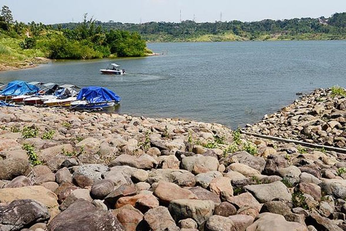 Proyek Waduk Nasional - Kawasan Waduk Jatibarang yang mulai secara resmi disungsikan bulan lalu sejak pembangunannya tahun 2009 di Kecamatan Gunungpati, Kota Semarang, Jawa Tengah, Selasa (23/6/2015). Hingga saat ini pemerintah menyelesaikan proyek pembangunan waduk dan bendungan di sejumlah wilayah yang ditargetkan pada tahun 2019 mencapai 49 bendungan.