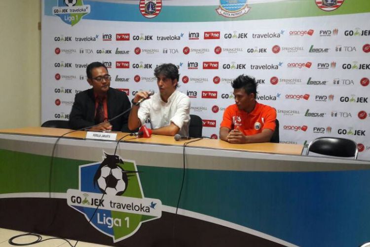 Pelatih Persija Jakarta, Stefano Cugurra (tengah), serta gelandang Sandi Sute (kanan), memberikan keterangan pers usai timnya ditahan 1-1 oleh Barito Putera pada pertandingan Liga 1 di Stadion Patriot, Bekasi, Sabtu (22/4/2017).