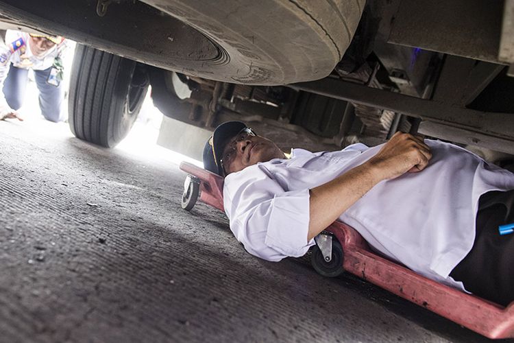 Menteri Perhubungan Budi Karya Sumadi memeriksa rangka mesin bus AKAP saat kunjungan kerja di Terminal Leuwipanjang, Bandung, Jawa Barat, Selasa (7/5/2019). Kunjungan kerja tersebut dalam rangka pemeriksaan angkutan dan persiapan jelang mudik Lebaran 2019.