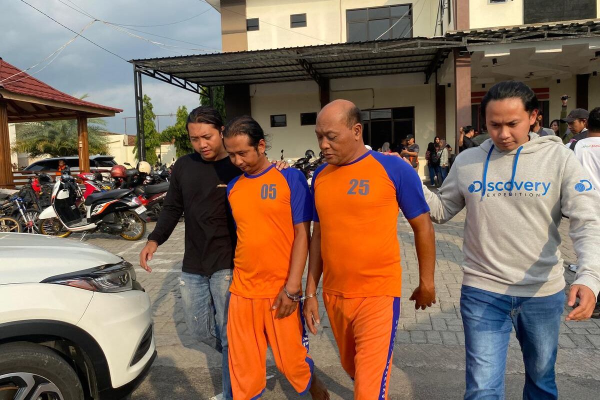 Dua warga yang mengaku sebagai wartawan dan memeras perangkat desa, digelandang petugas di Mapolres Jombang, Jawa Timur, Kamis (16/11/2023).