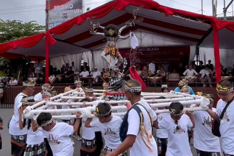 Siswa SD Meriahkan Pawai Ogoh-ogoh di Blitar, Panitia: Semangat Toleransinya Luar Biasa