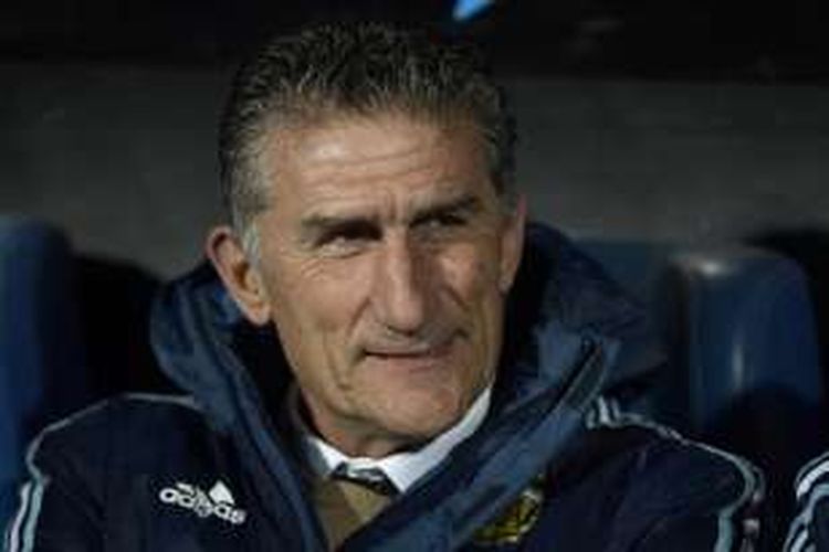 Pelatih tim nasional Argentina, Edgardo Bauza, menyaksikan penampilan anak asuhnya dalam pertandingan kualifikasi Piala Dunia 2018 melawan Uruguay di Mendoza, Argentina, pada 1 September 2016. 