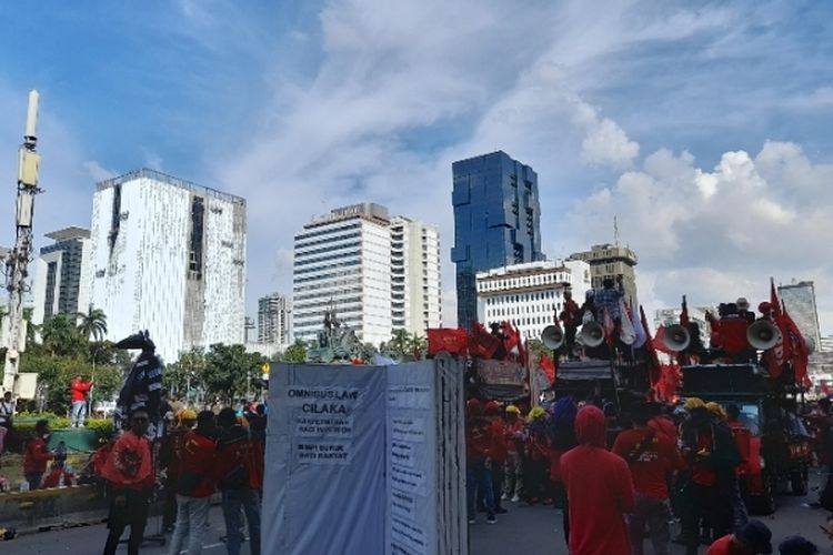 Buruh dari KASBI melakukan aksi unjuk rasa di depan Patung Kuda, Jakarta Pusat, Sabtu (21/5/2021).