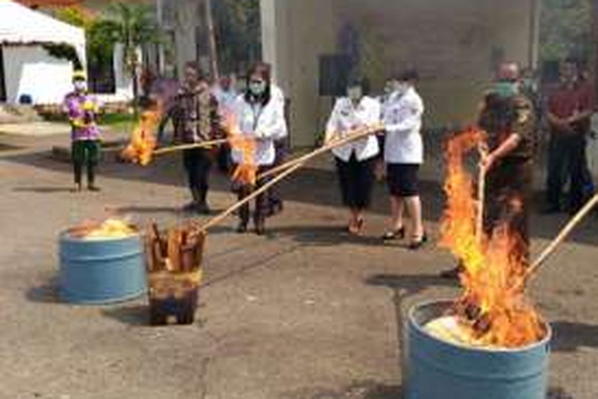 Sebanyak 1,6 ton mi kuning yang mengandung formalin dimusnahkan. 