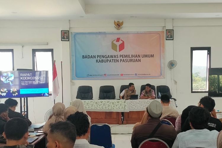 Bawaslu Pasuruan rapat koordinasi dengan jajarannya dalam rangka pengawasan Pilkada Pasuruan 2024, Selasa (3/9/2024) 