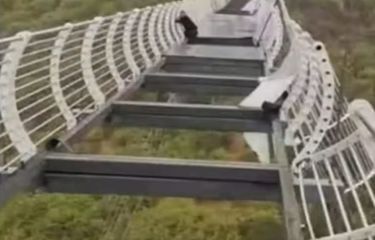 Jembatan Kaca di China Ini Rusak Akibat Diterjang Angin Kencang ...