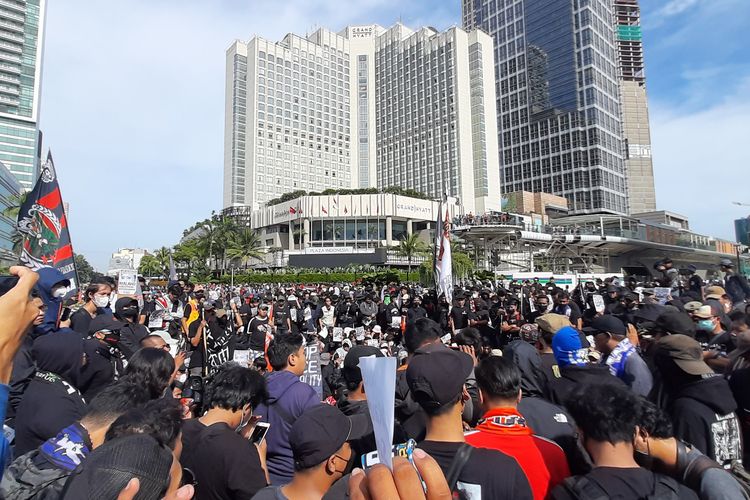 Ratusan suporter sepak bola menggelar aksi saat car free day (CFD) di Bundaran Hotel Indonesia (HI), Jakarta Pusat, Minggu (30/10/2022) pagi. Dalam aksi tersebut, mereka meminta agar tragedi di Stadion Kanjuruhan, 1 Oktober lalu, diusut tuntas.