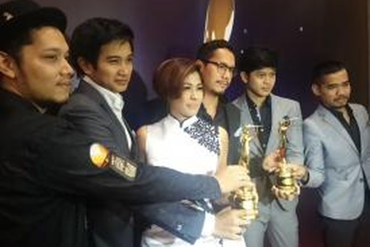 MALIQ & D'Essentials meraih penghargaan Artis Penampil dan Produser Rekaman Terbaik kategori Karya Produksi Urban dalam AMI Awards 2015, di Eco Park Ancol, Selasa (22/9/2015) malam.