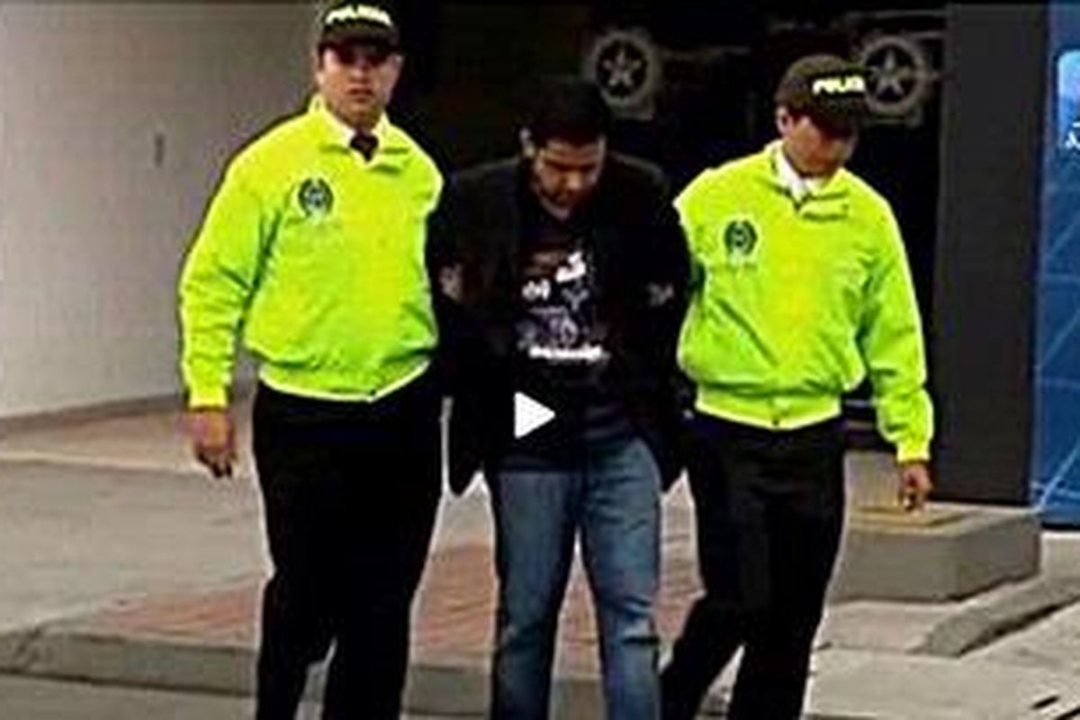 Nazaruddin digiring polisi Kolombia.