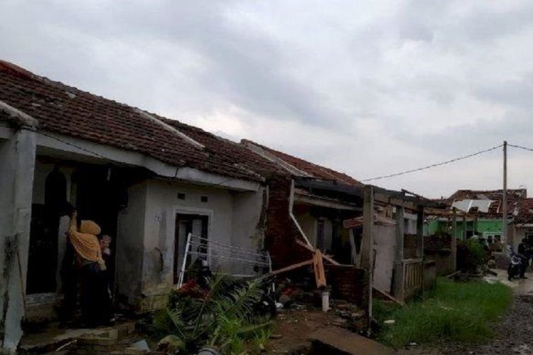 Bencana angin puting beliung yang terjadi di Kecamatan Rancaekek, Kabupaten Bandung, Jumat (11/1/2019) sore, merusak puluhan rumah di Perumahan Rancaekek Permai 2, Desa Jelegong. 