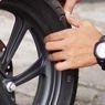 Biasakan Rutin Cek Tekanan Udara Ban Motor, Banyak Manfaatnya