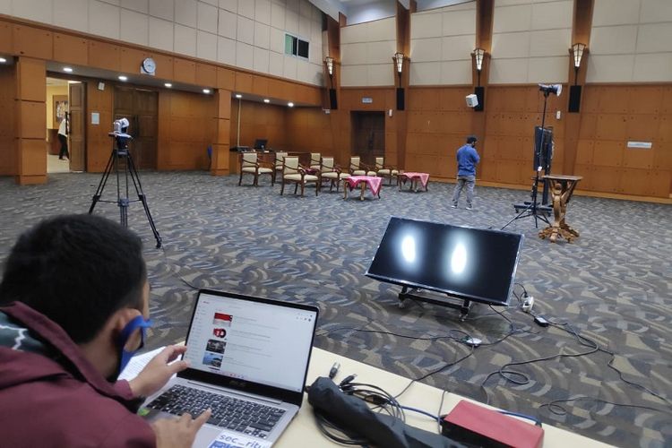 Suasana persiapan pelantikan Rektor Universitas Bangka Belitung, Ketua Lembaga Layanan Dikti, tiga Pejabat Fungsional Ahli Utama, dan 10 Pejabat Tinggi Pratama di ruang Graha Utama Gedung A Kemendikbud, Jakarta, Kamis (16/4/2020). Pelantikan dilakukan melalui telekonferensi dengan memerhatikan protokol kesehatan yang ditetapkan pemerintah di masa pandemi Coronavirus Disease (Covid-19).