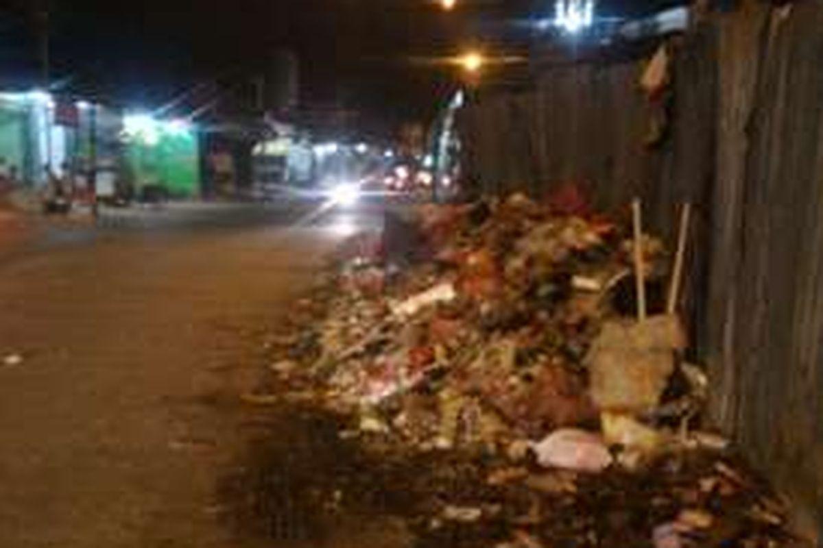Tumpukan sampah di alan Kamal Raya, dekat Masjid Jami Al-Istiqamah, RT 02/08, Kelurahan Cengkareng Barat, yang dikeluhkan warga, 