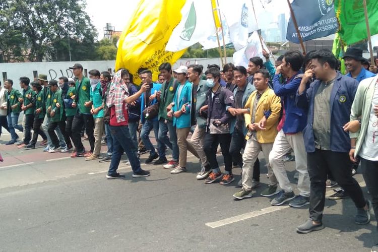 Mahasiswa dari berbagai universitas datangi gedung DPR RI dengan berjalan kaki sambil bergandengan tangan, Selasa (24/9/2019).