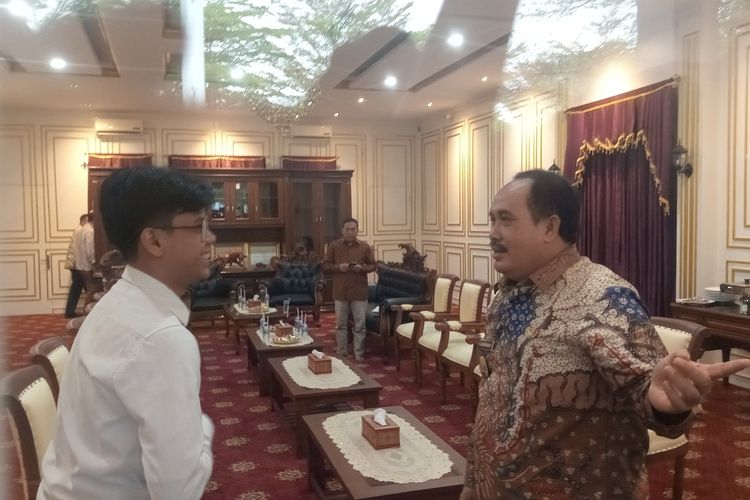 Bupati Pangandaran Jeje Wiradinata berbincang dengan Husein Ali di dalam pendopo Kabupaten Pangandaran, Kamis (11/5/2023)