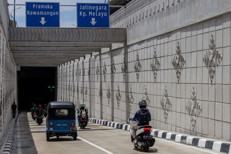 Sejumlah pengendara melintas di lintas bawah (underpass) Matraman, Jakarta, Selasa (10/4/2018). Pembangunan lintas bawah bercabang yang menghubungkan lintas Manggarai/Jalan Tambak menuju ke Jatinegara dan Pramuka Raya diharapkan dapat mengurangi kemacetan lalu lintas yang kerap terjadi di Simpang Matraman.