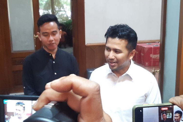 Wakil Gubernur Jawa Timur Emil Elestianto Dardak atau Emil Dardak bertemu dengan Wali Kota Solo Gibran Rakabuming Raka di Balai Kota Solo, Jawa Tengah, Jumat (20/1/2023).