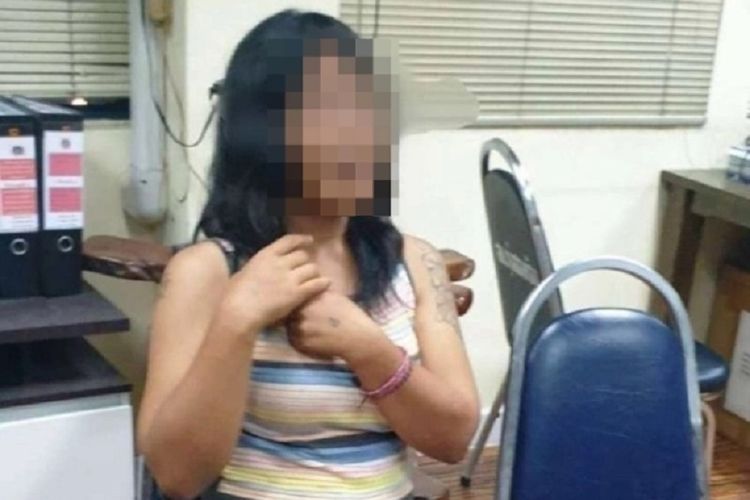 Perempuan 29 tahun yang ditangkap di Bangkok, Thailand. Dia dibekuk setelah mengaku memotong penis ayahnya, sebagai balas dendam karena dia dilecehkan keitka berusia 10 tahun.