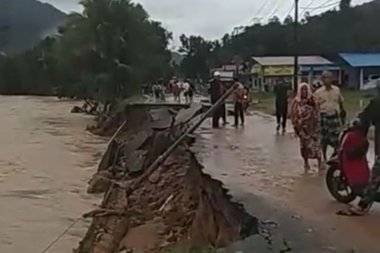 Jalan Padang-Painan terban di Barung-barung Belantai, Jumat (8/3/2024)