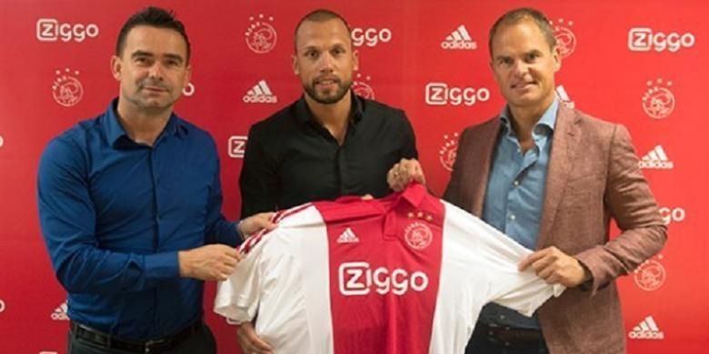 John Heitinga (tengah) resmi berseragam Ajax Amsterdam mulai musim 2015-2016.