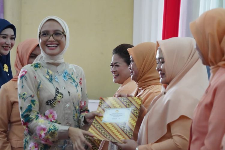 Penasihat Dharma Wanita Persatuan (DWP) Provinsi Kalimantan Tengah (Kalteng) Ivo Sugianto Sabran saat menghadiri peringatan Hari Ulang Tahun (HUT) ke-24 DWP di Gedung Dharma Wanita Provinsi Kalteng, Selasa (12/12/2023).