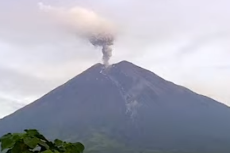 Tangkapan layar aktivitas Gunung Semeru, Selasa (22/11/2022) pagi.
