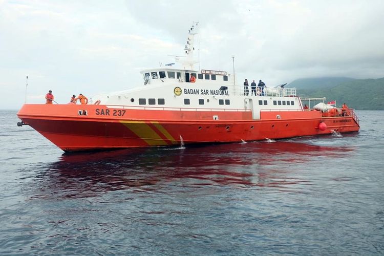 Kapal Basarnas Ternate KN SAR 237 Pandudewanata yang digunakan tim SAR gabungan dalam pencarian kapal Mv. Nur Allya di perairan Obi, Kabupaten Halmahera Tengah, Maluku Utara.