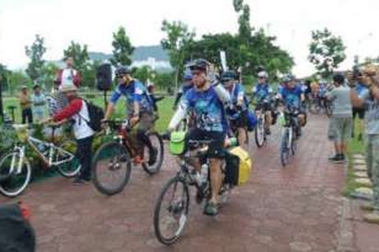 Peserta Tambora Bike Camp dilepas di titik start Kantor Bupati Sumbawa Barat, Kamis (14/4/2016). 
