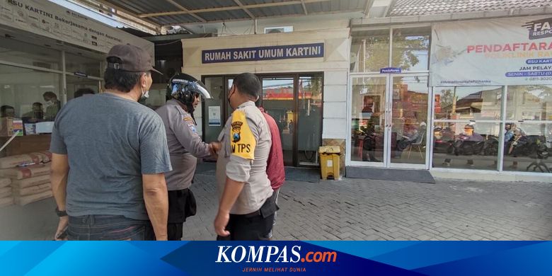 Pelajar SMK di Mojokerto Disabet Senjata Tajam Saat Keluar dari Gerbang Sekolah - Vimarsana News