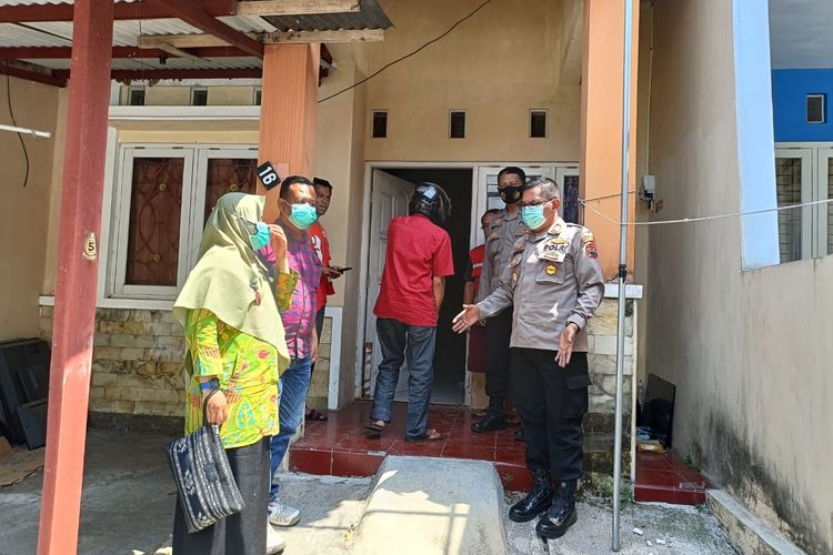 Petugas mengevakuasi mayat yang ditemukan di rumah kontrakan Perum Permata Argosari Kota Salatiga