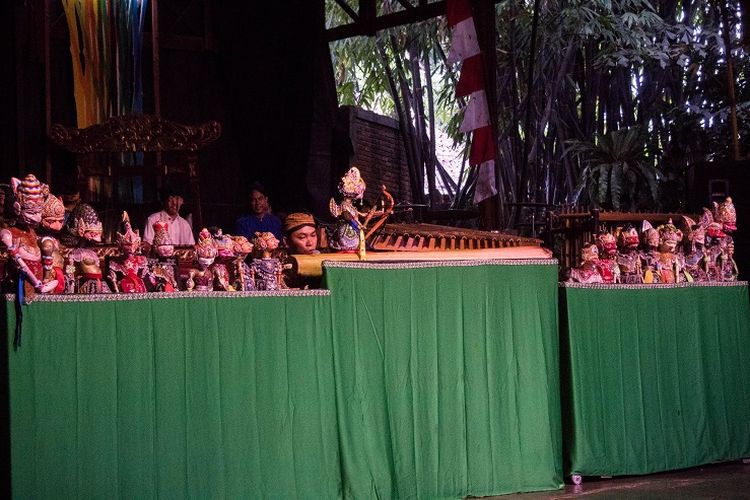 Pertunjukkan wayang golek yang ditampilkan selama 15 menit untuk mendemonstrasikan bagaimana cara memainkan wayang tersebut, Saung Angklung Udjo, Bandung, Kamis (16/1/2020).