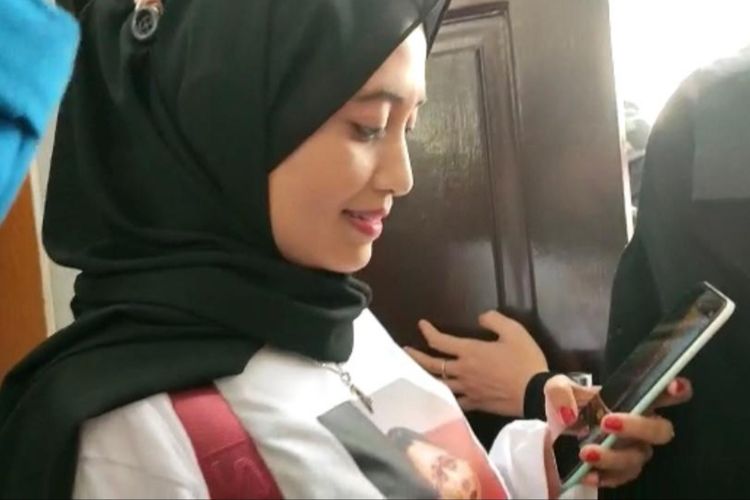 Seorang perempuan, Syarifah Ima diamankan petugas kepolisian setelah nekat menerobos area kursi terdakwa untuk menghampiri Ferdy Sambo.  Saat itu Ferdy Sambo sedang menjalani sidang di ruang utama Pengadilan Negeri (PN) Jakarta Selatan pada Selasa (29/11/2022).