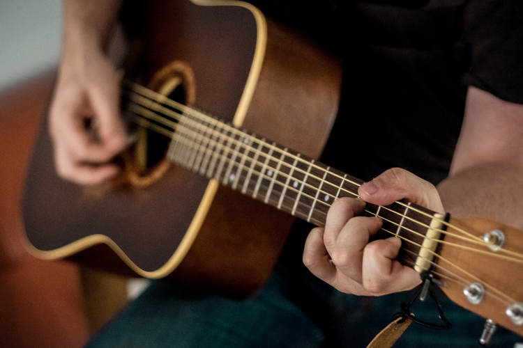 Ilustrasi alat musik gitar, contoh penerapan kekekalan energi 