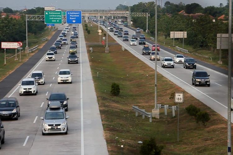  Sejumlah kendaraan arus balik melintas ruas Tol Cipali kilometer 188 di jalur Jakarta menuju Jawa Tengah Rabu petang (20/6/2018).