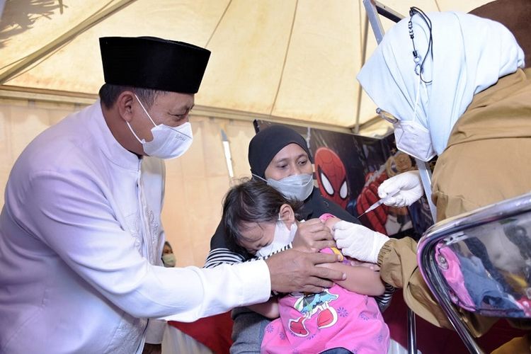 Wakil Gubernur Jawa Barat Uu Ruzhanul Ulum saat meninjau pelaksanaan vaksinasi COVID-19 selama bulan Ramadan, di Pusat Perbelanjaan Ramayana, Pakuwon, Kabupaten Garut, Sabtu (9/4/2022).