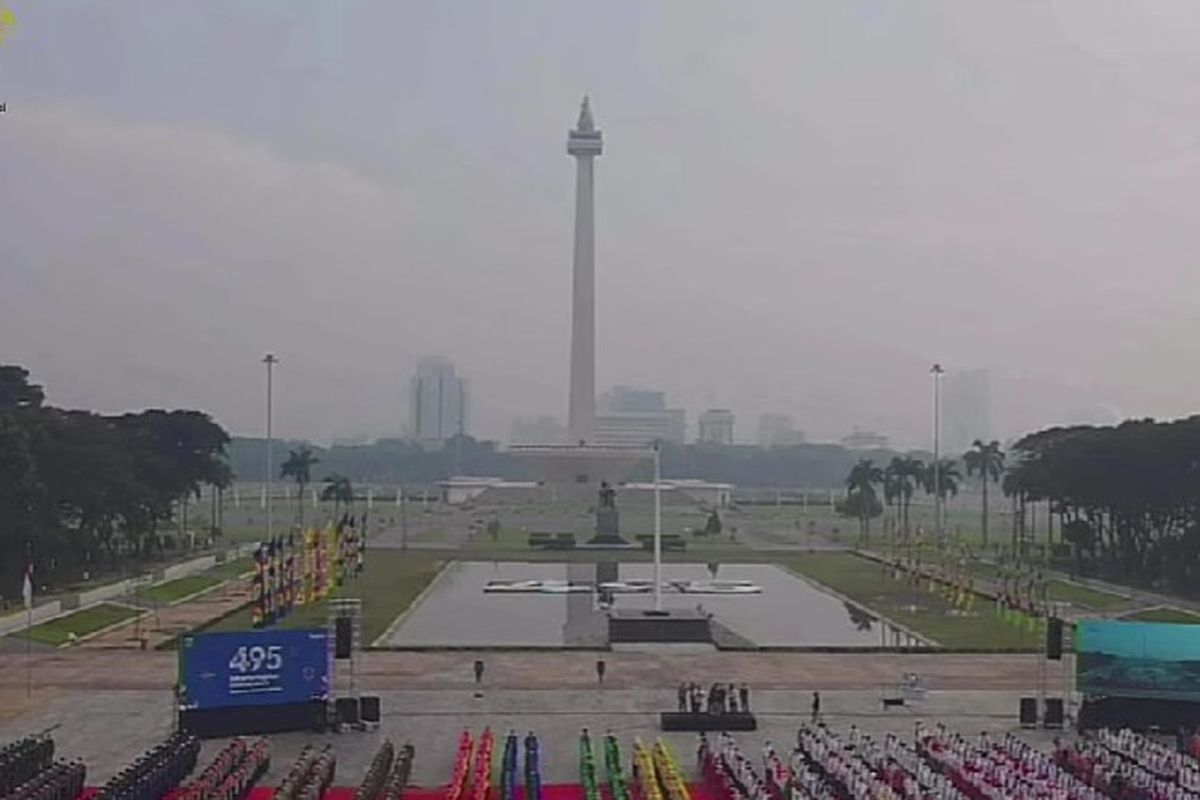 Upacara HUT DKI Jakarta ke-495 berlangsung di lapangan sisi selatan Monas yang baru direvitalisasi, Rabu (22/6/2022). 