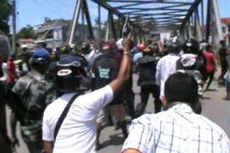 Warga Lipu-Katabengke, Kota Baubau yang menyerang kantor Satpol PP dibubarkan paksa karena sudah terlihat anarkis