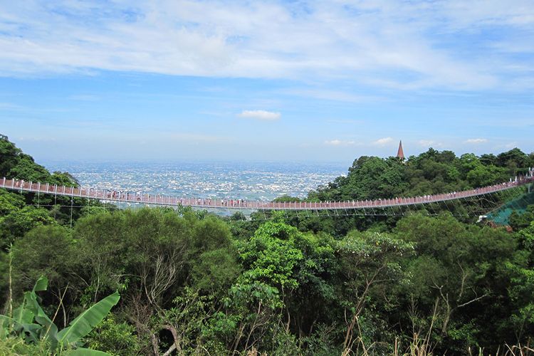 Ilustrasi Houtanjing Recreational Area-Sky Bridge yang masuk wilayah Tri-Mountain di Taiwan.