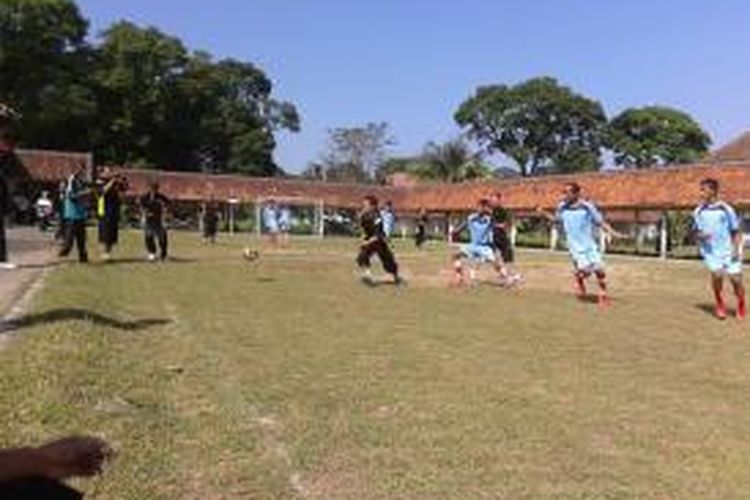 Pertandingan futsal antara Tim Rehabilitan RS Jiwa Prof Dr Soerojo melawan Tim Jurnalis Magelang, di lapangan RS setempat, Jumat (15/8/2014).
