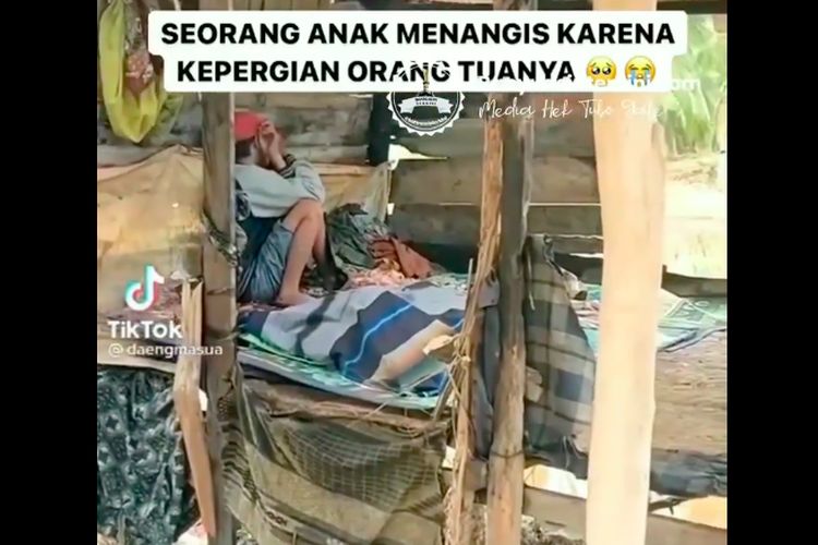 Seorang remaja menangis disamping jenazah ayahnya yang meninggal di sebuah gubuk reot di Desa Gilirang, Kecamatan Sugihan, Kabupaten Banyuasin Sumatera Selatan. Potongan video itu viral setelah diupload oleh akun Instagram @banyuasinterkini.